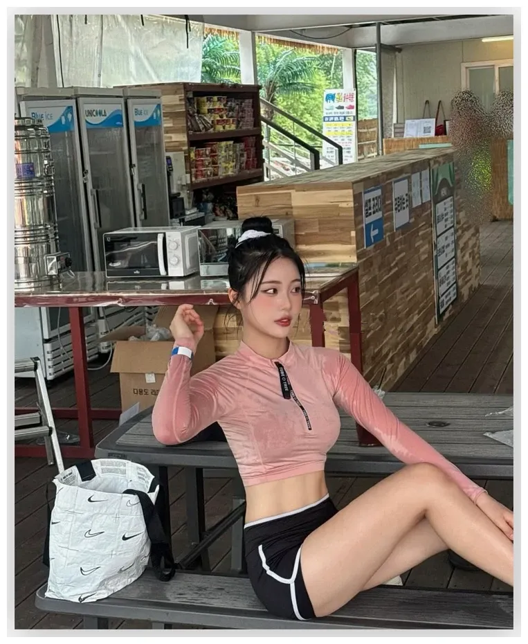 유세빈 핑크 래시가드 크롭탑 블랙 숏팬츠 투톤 코디