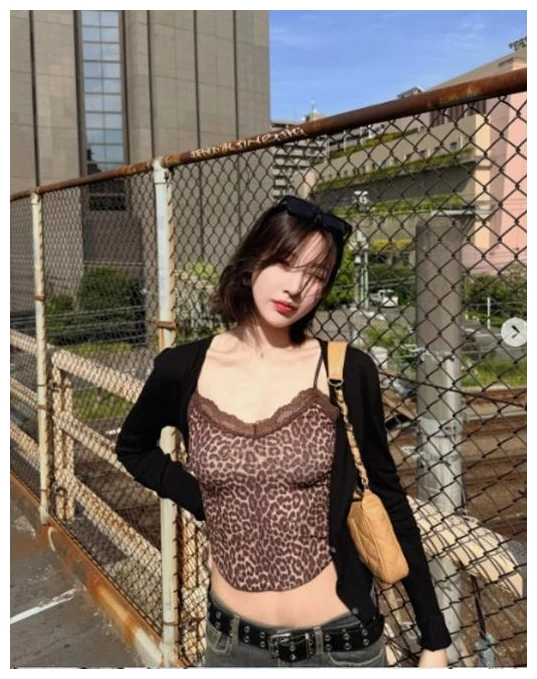 레드벨벳 조이 근황, 호피무늬 캐미솔에 검정 카디건을 걸치고 철망 앞에 선 거리 일상 사진