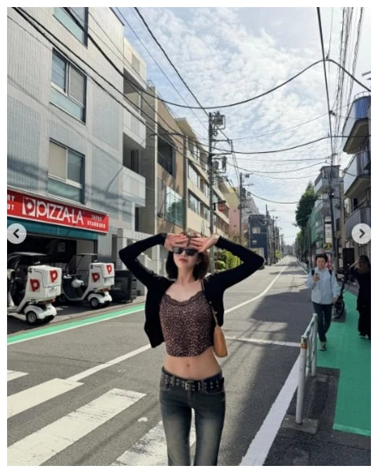 레드벨벳 조이 근황, 한적한 거리 한가운데에서 양팔을 들어 올려 포즈를 취한 화보 같은 일상 컷