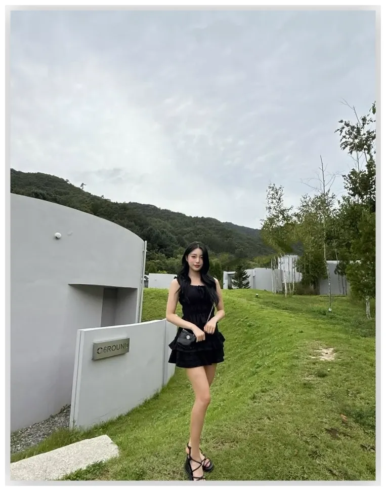 유세빈 블랙 러플 미니원피스 크로스백 코디