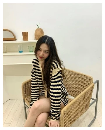레드벨벳 조이 근황, 흑백 스트라이프 의상을 입고 라탄 의자에 앉아 미소 짓는 모습
