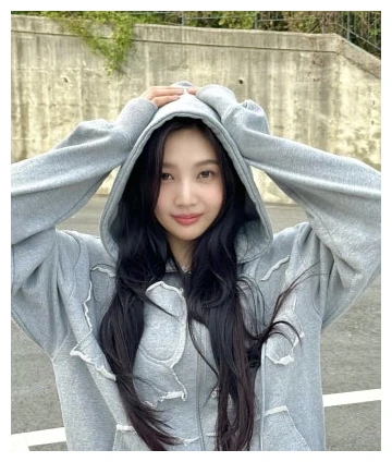 레드벨벳 조이 근황, 회색 후드를 머리에 쓰고 환하게 미소 짓는 일상 사진