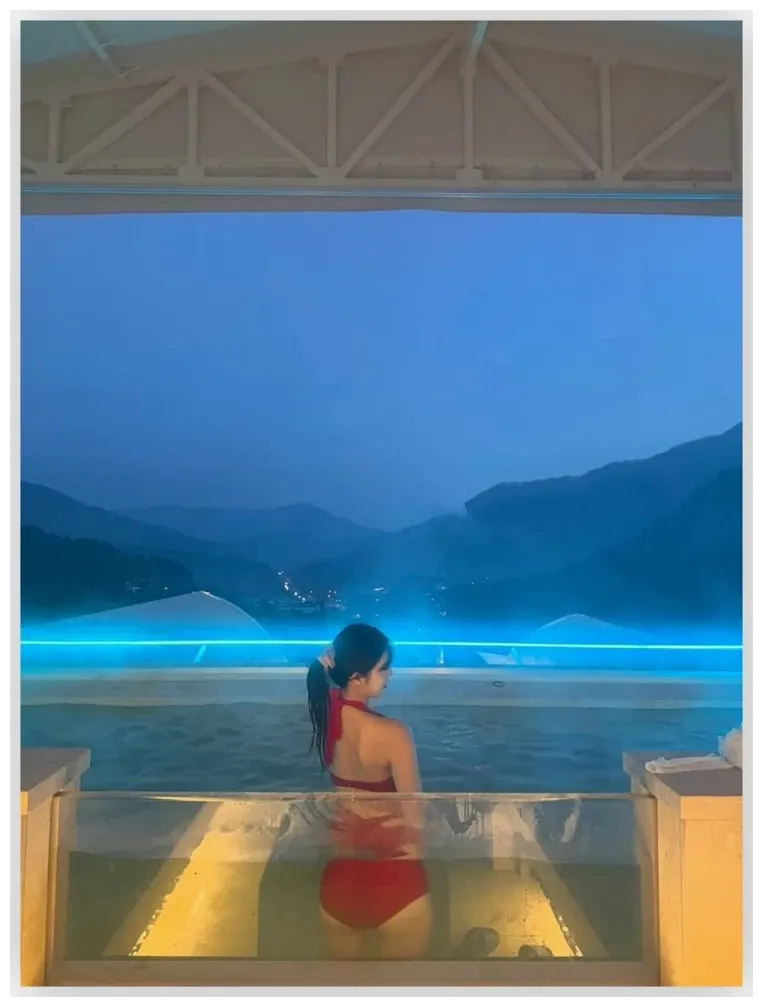 유세빈 비키니 레드 홀터넥 산속 풀 뒷모습