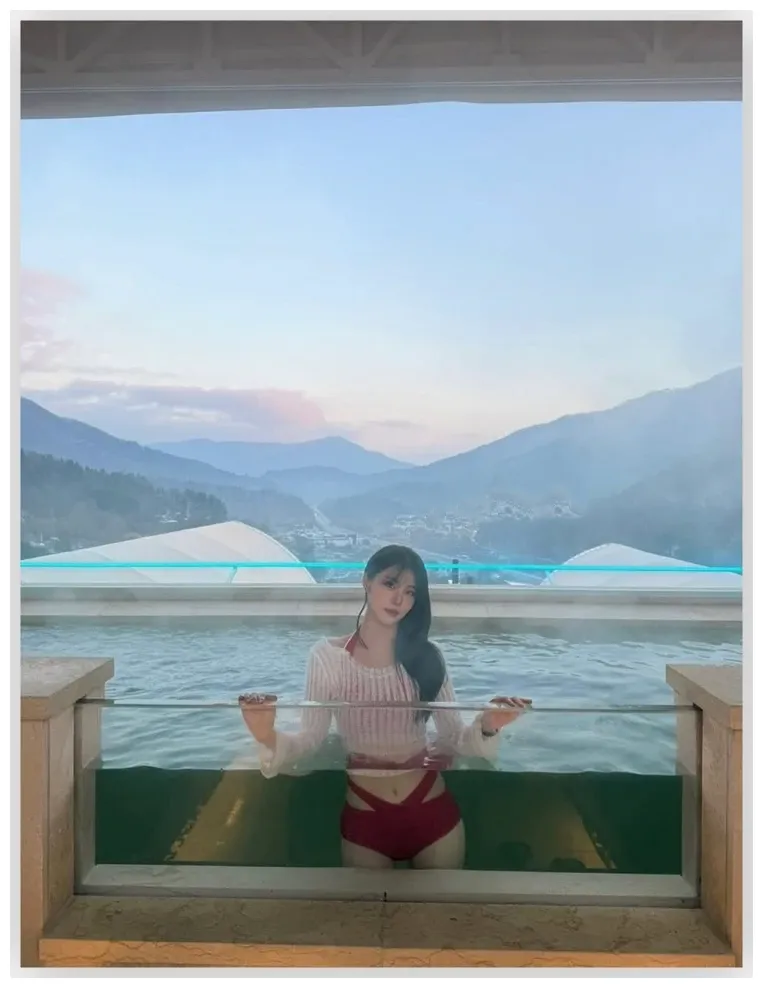 유세빈 레드 비키니 화이트 니트 레이어링 정면