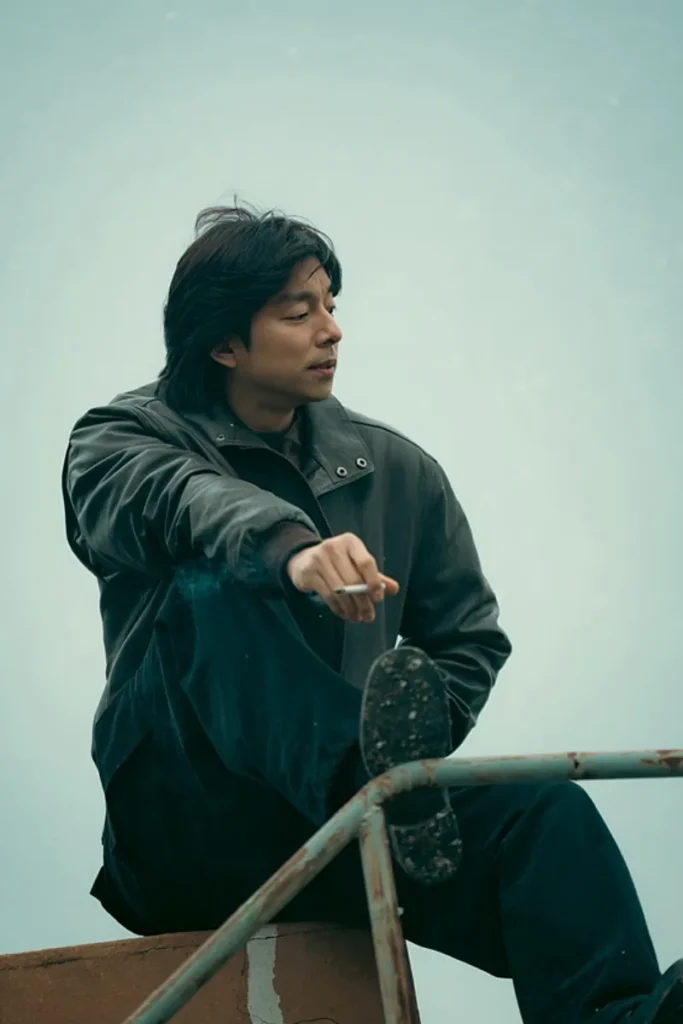 천천히 강렬하게 공유 동구 솔로 스틸, 긴머리 시대극 룩으로 옥상 난간에 앉아 담배를 든 모습