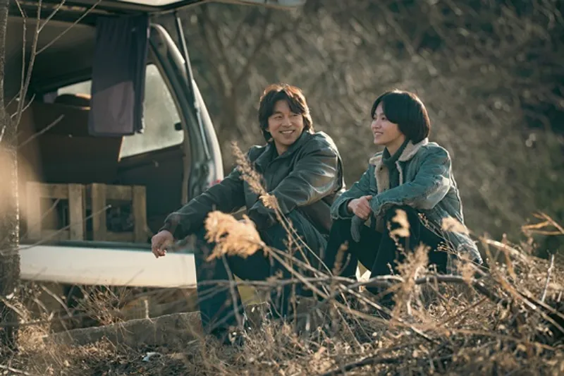 천천히 강렬하게 송혜교 공유 1960년대 투샷, 낡은 봉고차 옆 마른 갈대밭에 나란히 앉아 웃는 스틸