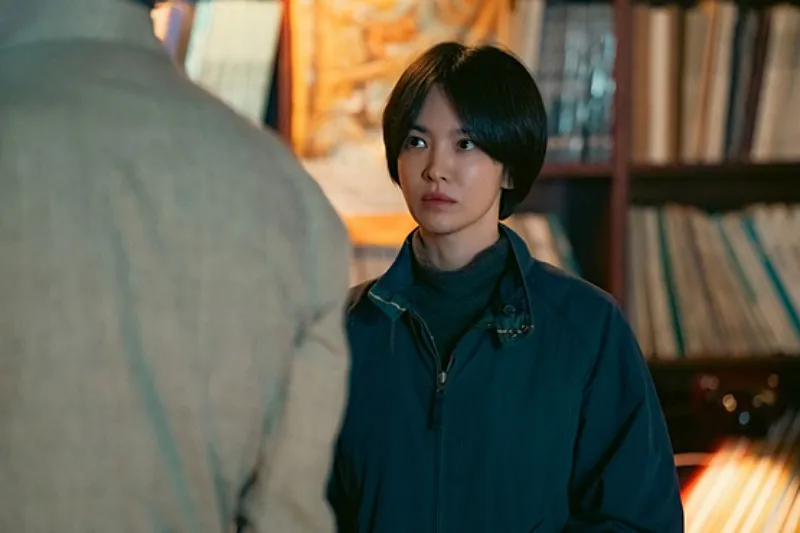 천천히 강렬하게 송혜교 쇼트커트 민자 솔로 스틸, 어두운 실내에서 누군가와 대치하는 표정