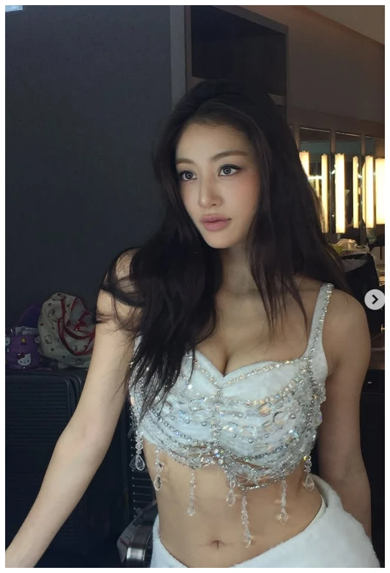 지효 시구 현장에서 매력을 증명한 크롭탑 유니폼 모습