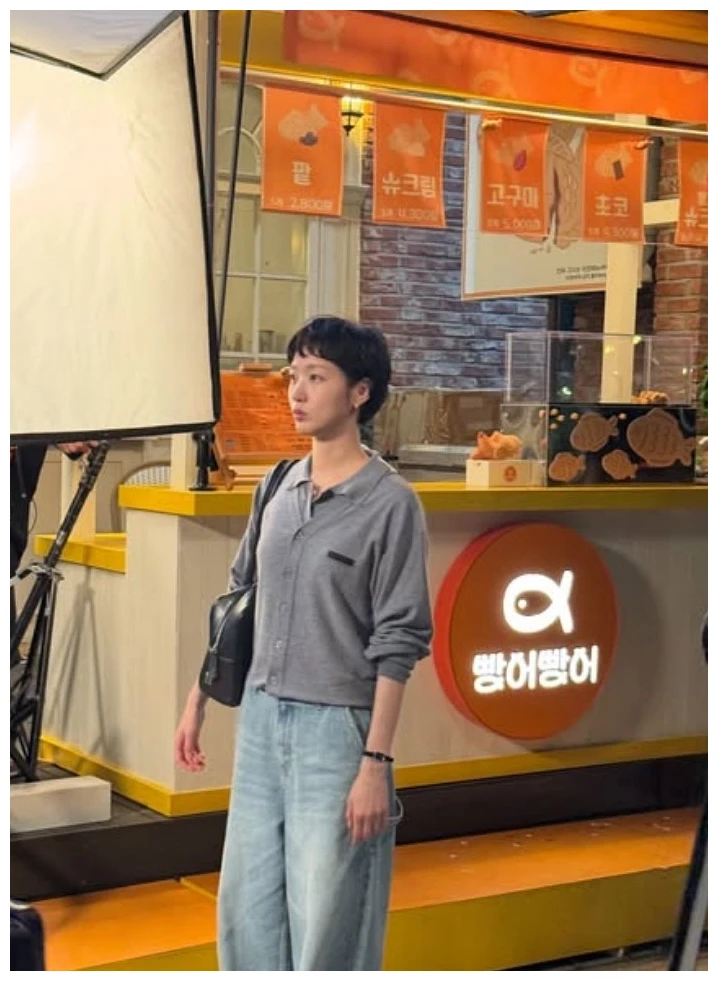 김고은 사복 와이드팬츠에 그레이 상의를 넣어 입은 거리 코디
