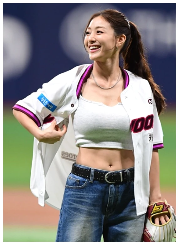 지효 시구 키움 유니폼 단추 풀고 크롭탑 차림으로 웃는 모습