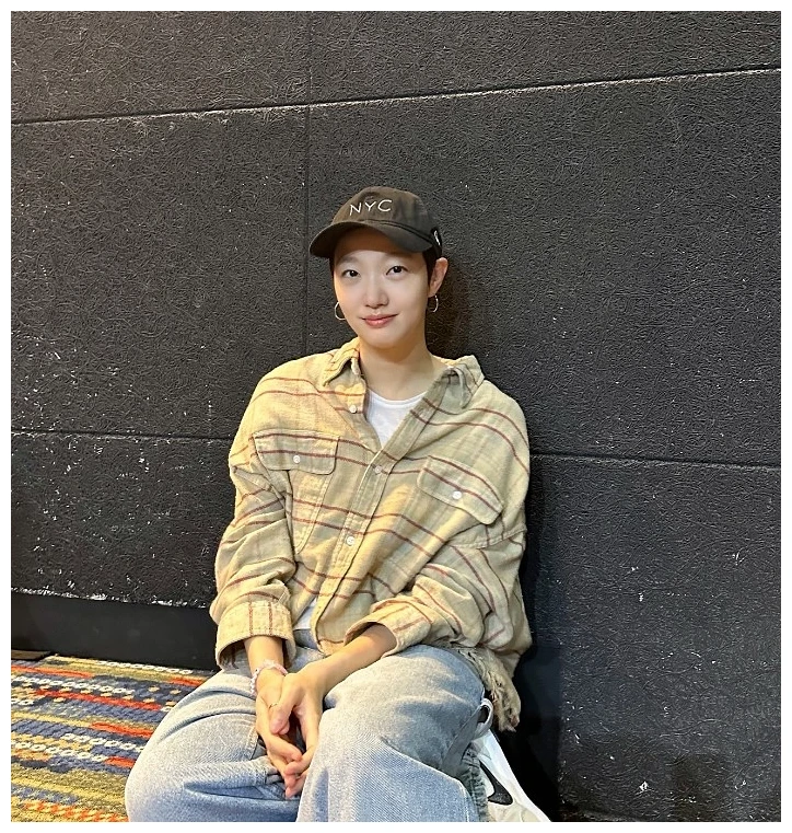 김고은 사복 체크 셔츠에 와이드 데님을 매치한 편안한 일상 룩