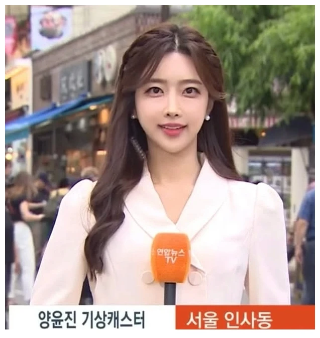 양윤진 기상캐스터 서울 인사동 현장 리포트 모습