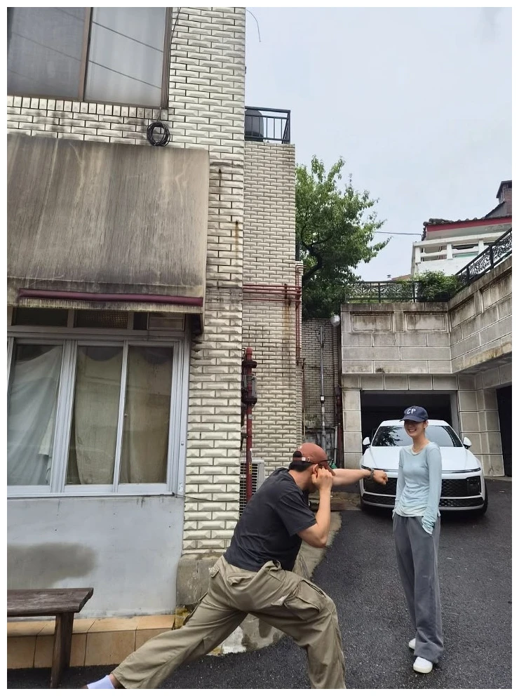 김고은 사복 그레이 와이드 스웨트팬츠에 화이트 슈즈를 매치한 야외 전신 룩