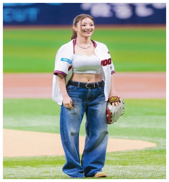 지효 시구 크롭탑 유니폼 사이로 드러난 복근 전신 컷