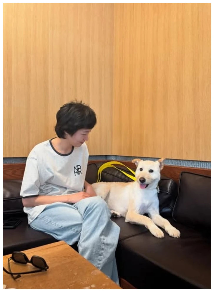 김고은 사복 화이트 링거 티셔츠와 연청 와이드 데님 코디
