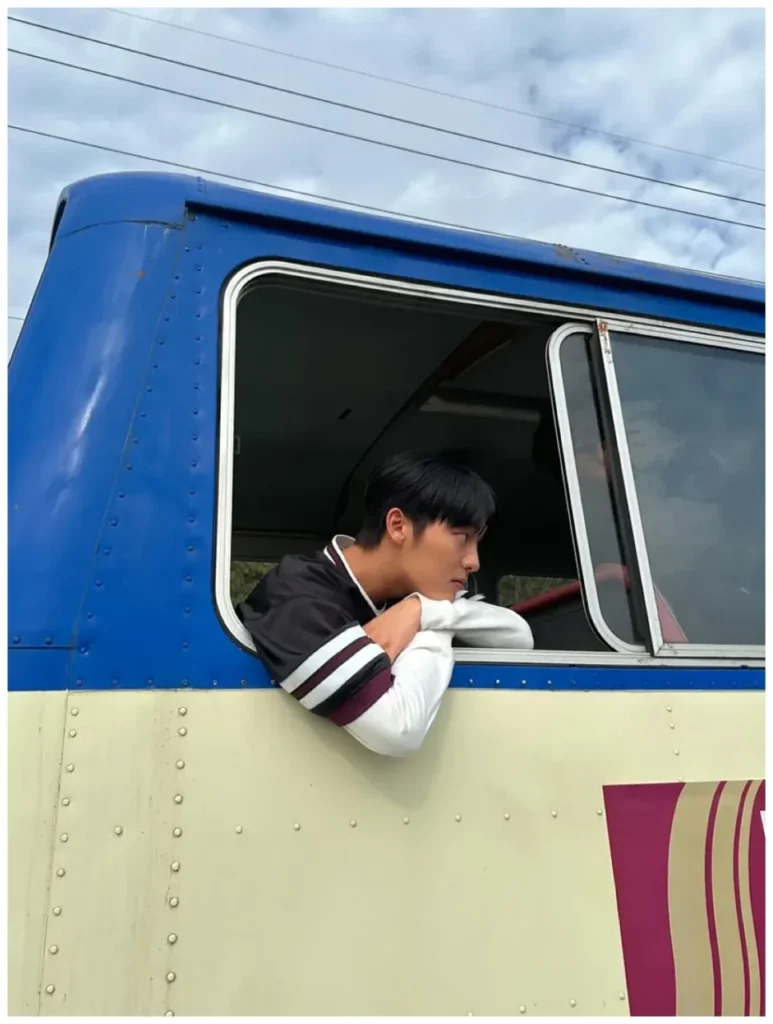 버스에 기댄 최현욱 (출처: 인스타그램)